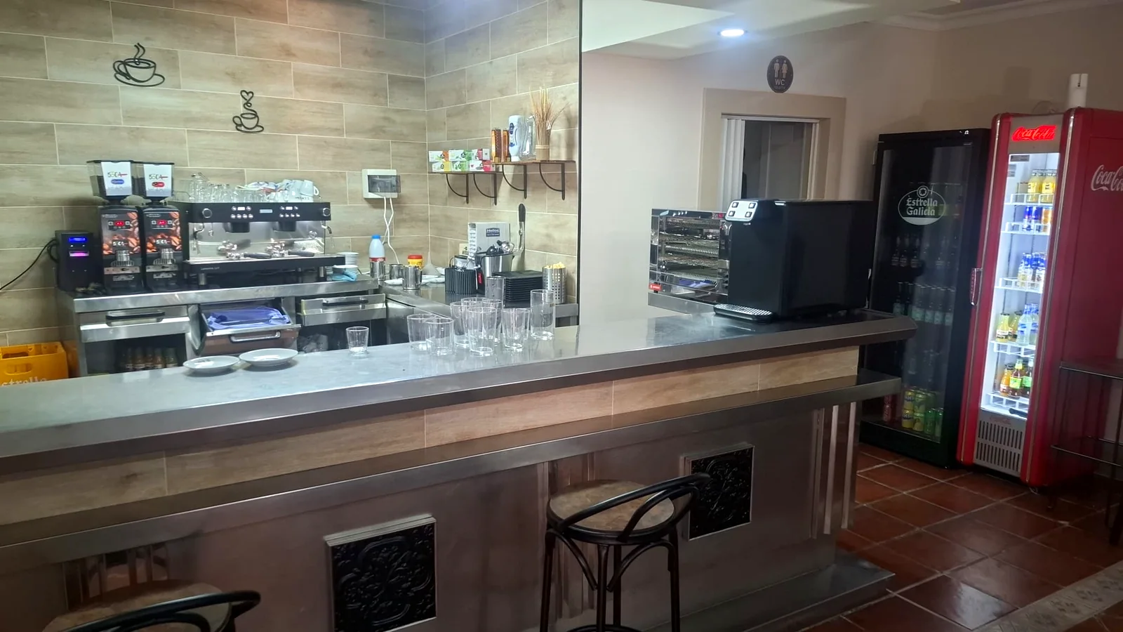 Cafetera y barra