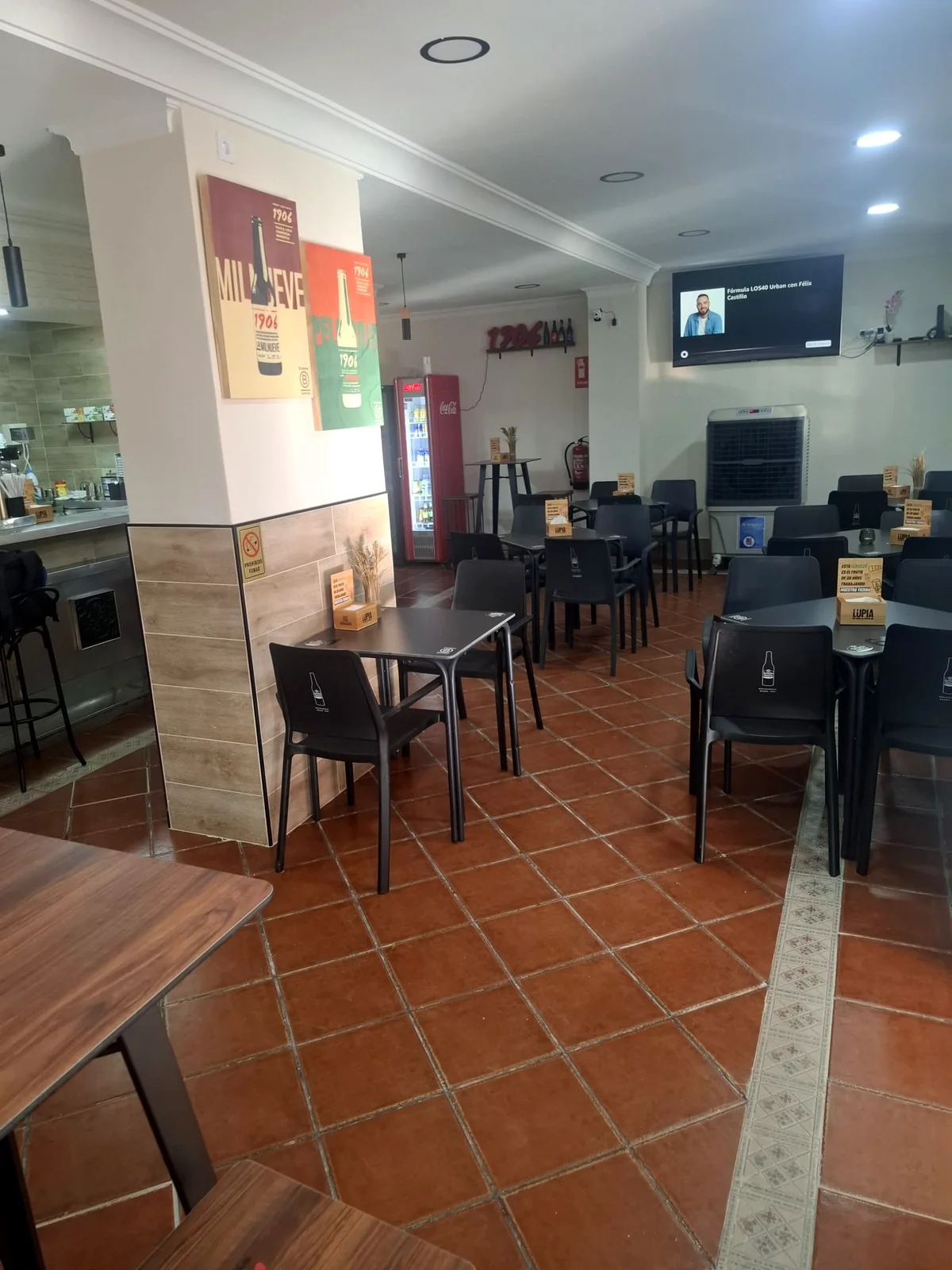 Salón interior con mesas